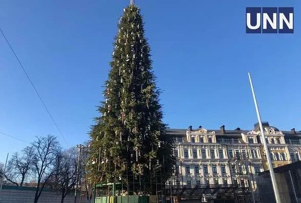 Головну ялинку країни обіцяють повністю прикрасити через п'ять-шість днів
