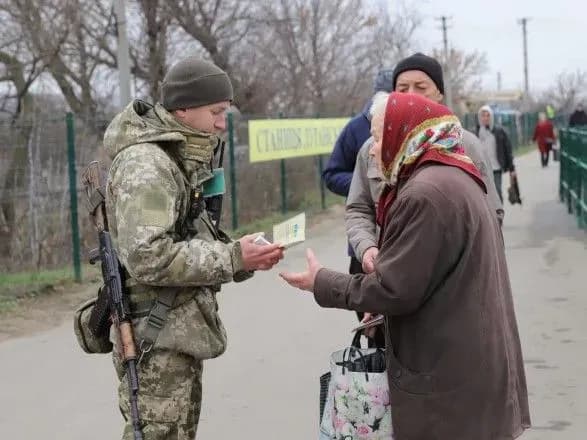 На КПВВ в зоне ООС более 300 автомобилей застряли в очередях