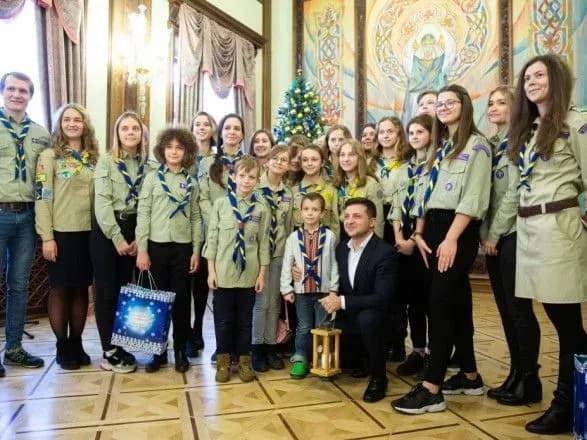 Зеленському передали Вифлеємський вогонь миру