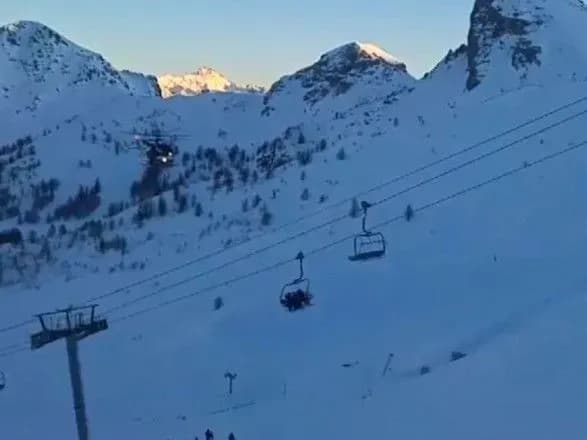 У Франції 97 осіб провели дві години на поламаній гірській канатній дорозі