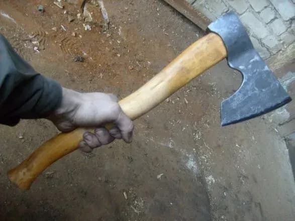 В Одесской области мужчина закрыл в доме сестру с тремя детьми и угрожал топором