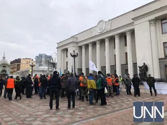 Під ВР на мітинг зібралися кілька десятків людей