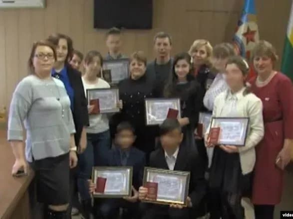 Росія видає паспорти дітям-сиротам в ОРДЛО