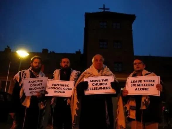 В Биркенау раввины устроили протест против католической церкви