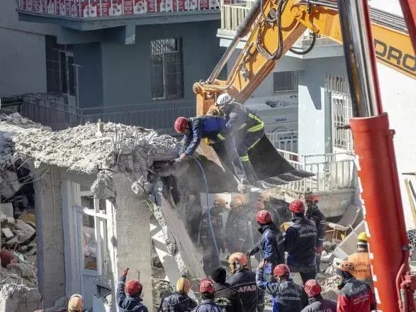 Землетрясение в Турции: число погибших возросло до 38 человек