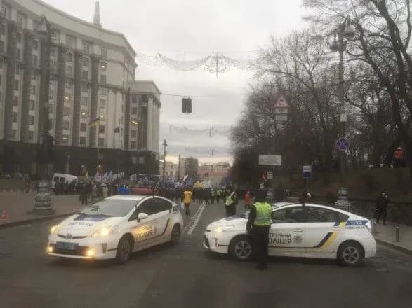 Под Кабмином собрались митингующие: Грушевского полностью перекрыли
