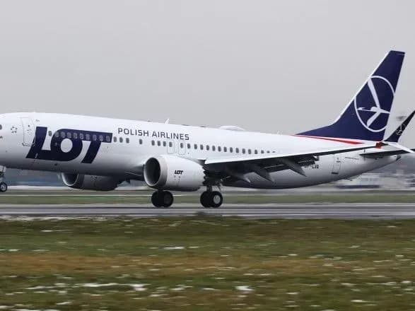 В аэропорту Петербурга совершил экстренную посадку лайнер из Варшавы