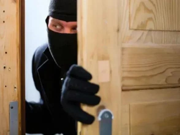 Неизвестные проникли в жилище руководителей двух департаментов НАПК: что известно