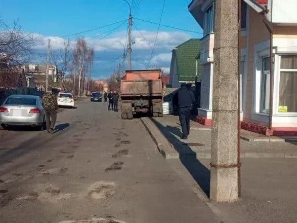 У Черкасах водій екскаватора наїхав на вантажівку