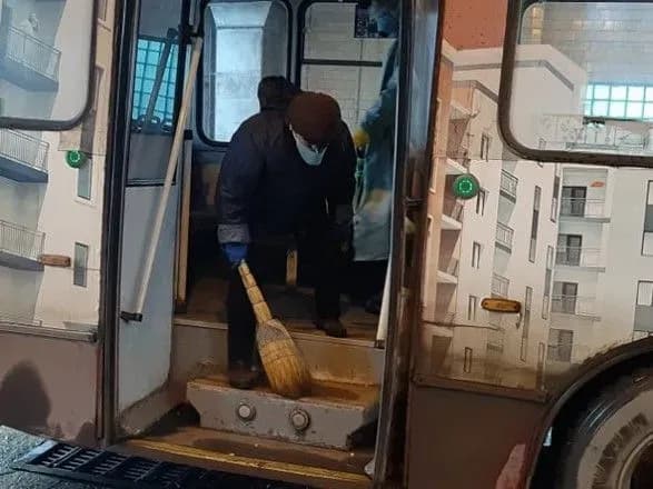 У захисному костюмі та з віником: у Чернівцях дезінфікують громадський транспорт