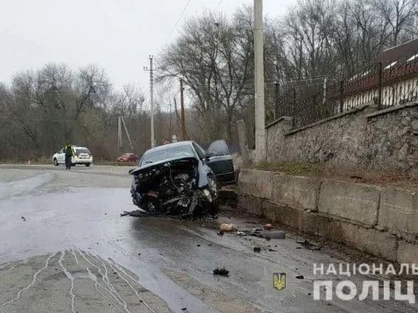 В Полтаве водитель убегал от полицейских и врезался в отбойник: два человека травмированы