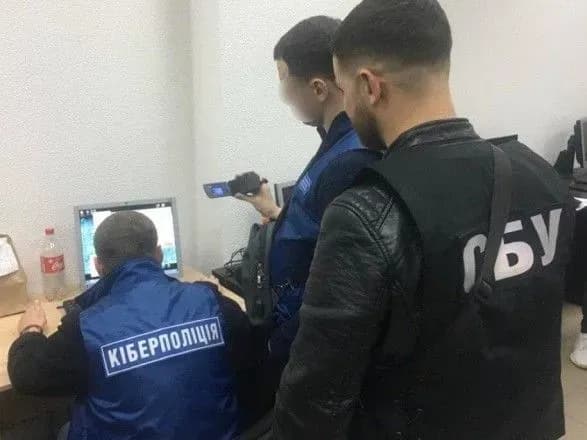 У Запоріжжі викрили шахраїв, які викрадали гроші з банківських карток