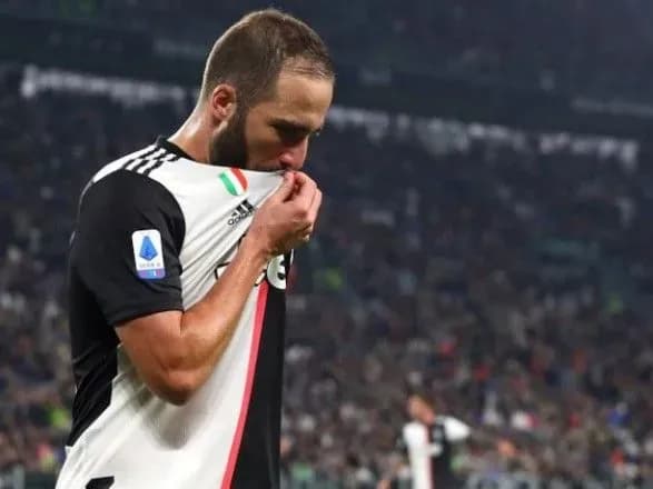 Звездный футболист "Ювентуса" нарушил правила карантина и покинул территорию Италии