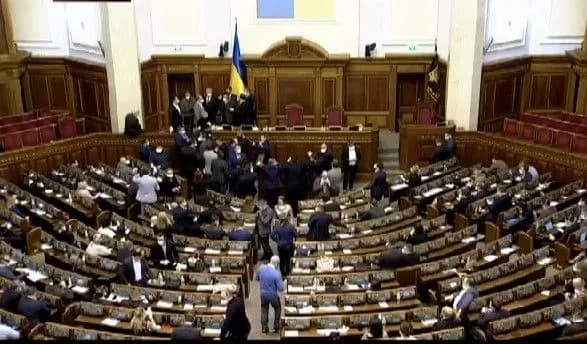 Нардепи у ВР заблокували трибуну