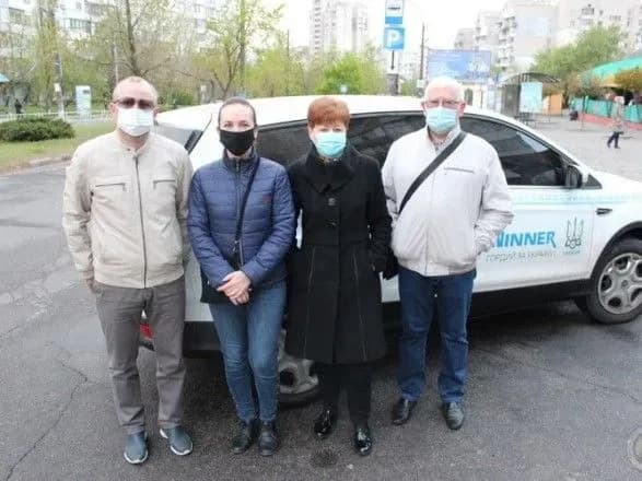 Медиків інфекційної лікарні на Херсонщині на роботу доставляють "футбольні" авто