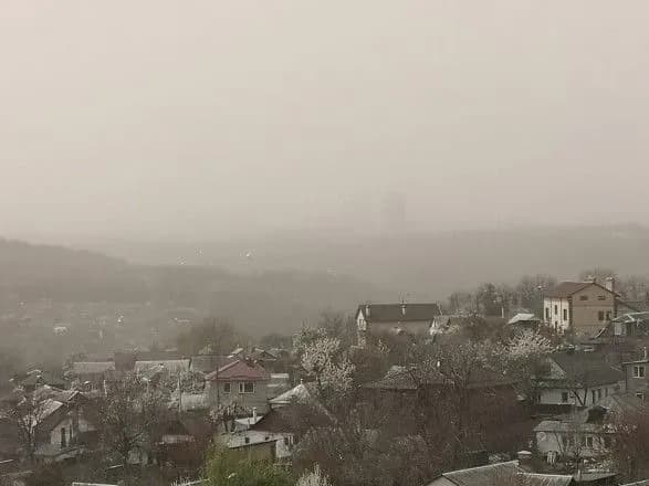 Киев накрыла пылевая буря