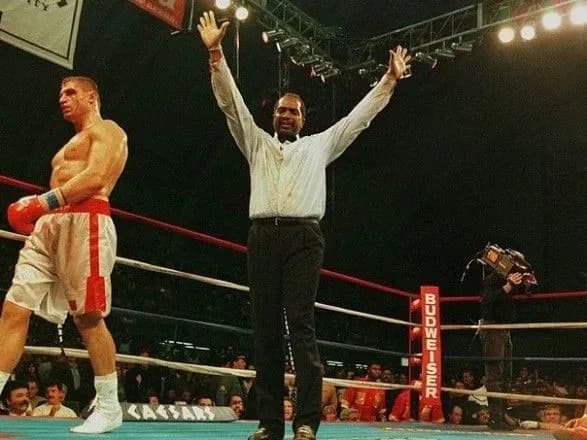 Пандемія коронавірусу: помер рефері, який судив чотири бої Кличка-молодшого