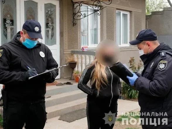 На Буковині дівчині загрожує штраф за спробу напоїти собаку спиртним