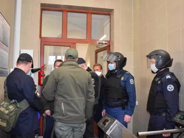 Адвоката подружжя Грищенків не пустили до суду із муляжем вибухівки