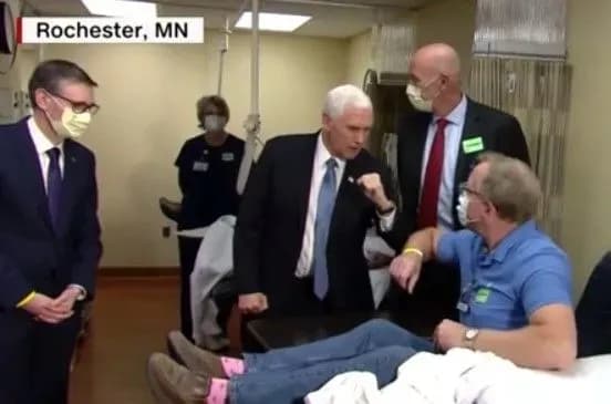 Віце-президент США відвідав клініку без маски і пояснив чому