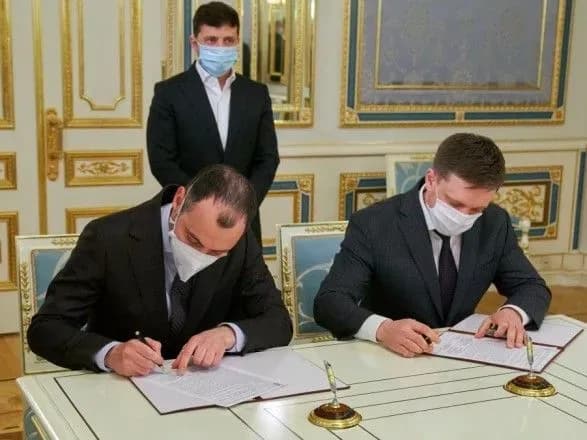 В Офисе Президента подписали соглашение о финансировании и обновления дорог на более чем 5,7 млрд гривен