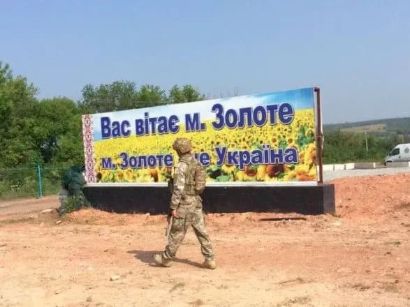 Зеленський зустрівся з родинами переселенців, яким виділили житло на Луганщині