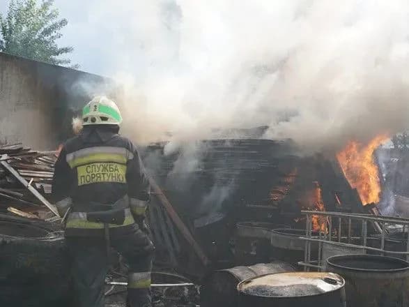 У Дніпрі горіла територія підприємства