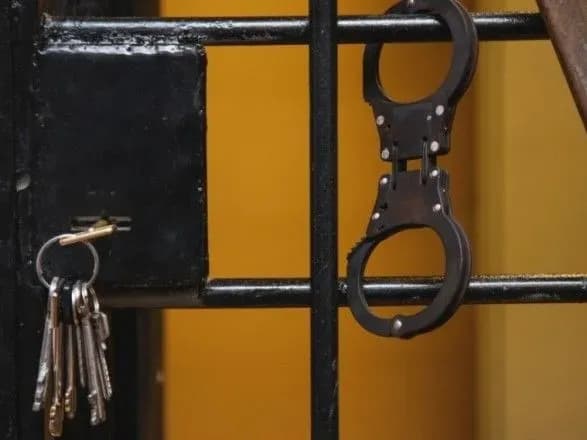 Двох чоловіків засудили за напад на охоронця і крадіжку з ресторану у столиці