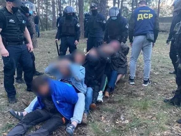 Погрожували сокирою та стріляли: на Харківщині затримали чоловіків, що оточили авто поліції