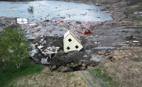 У Норвегії зсув відніс у море вісім будинків та собаку