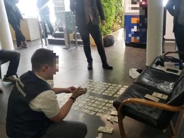 Сто тисяч доларів за закриття провадження: у Києві затримали прокурора