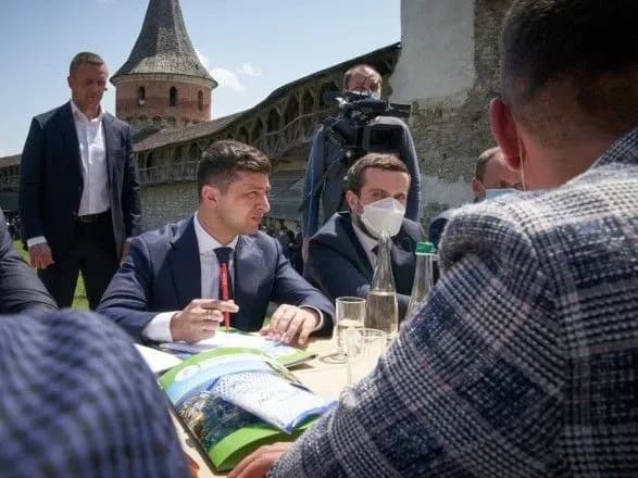 Зеленський хоче спростити візовий режим для іноземних туристів та знизити ПДВ для готелів