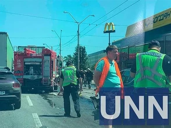 На столичній Петрівці сталася ДТП за участю тролейбуса
