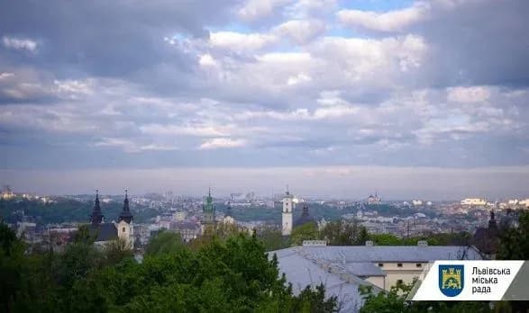 Негода у Львові: випало 25% місячної норми опадів, на автівки впали 7 дерев