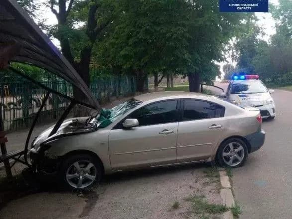 У Кропивницькому Mazda влетіла у зупинку