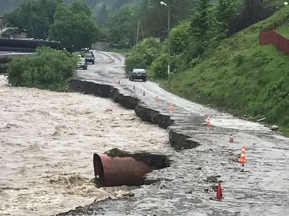 На Прикарпатті через паводки евакуйовують людей з аварійних будинків