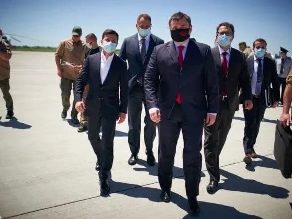 Президент в Херсонской области ознакомился с реконструкцией "приоритетного аэропорта"