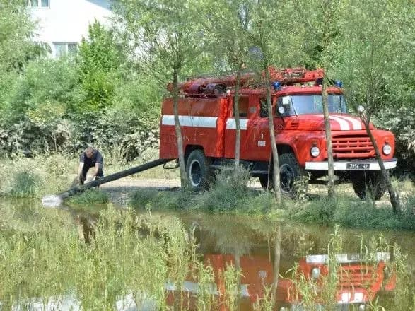 На Прикарпатті досі відкачують воду з будинків та дворів після паводків