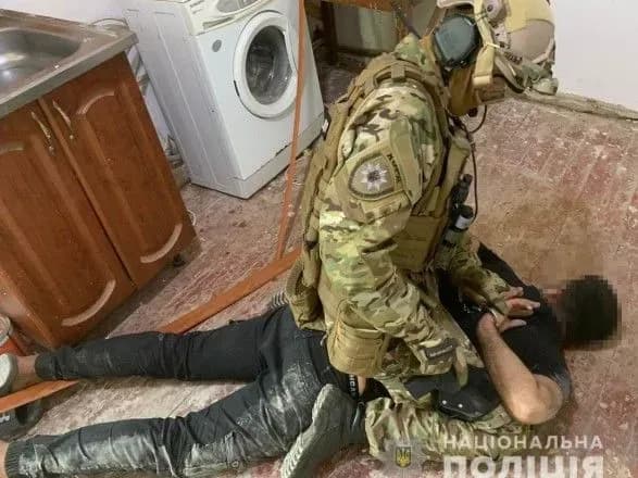 "Вибивали" гроші з пари пенсіонерів: на Дніпропетровщині затримали трьох іноземців