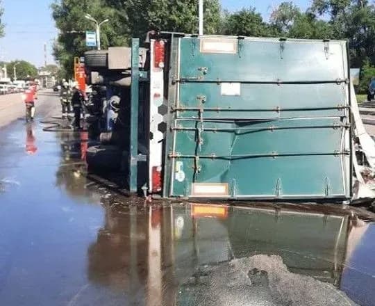 У Дніпрі перекинулась вантажівка з пивом, водія доставили до лікарні