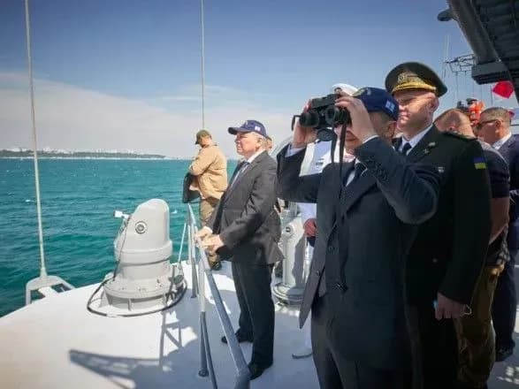 Зеленський з фрегата "Гетьман Сагайдачний" оглянув військові кораблі та авіатехніку