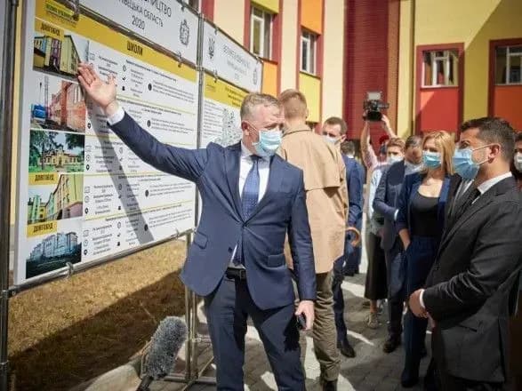 Зеленский на Буковине посетил школу, которая входит в перечень "Большого строительства"