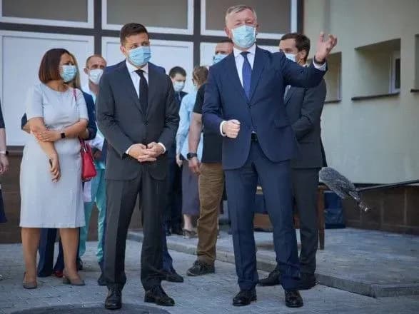 Зеленський у Чернівцях поспілкувався з медиками, які першими в Україні зіткнулися з COVID-19