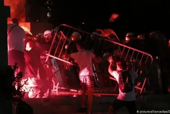 У Сербії учасники антиурядових протестів увірвалися в парламент