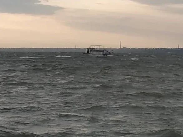 Посеред Каховського водосховища заглох катер з 16 людьми: викликали рятувальників