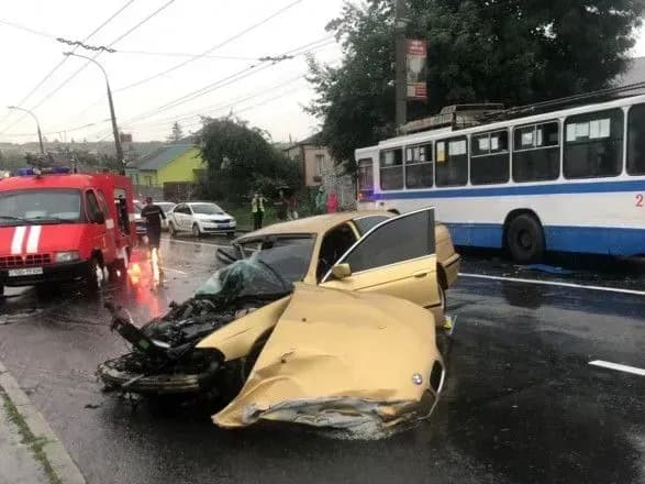 У Хмельницькому зіткнулися BMW та тролейбус, травмовані троє людей