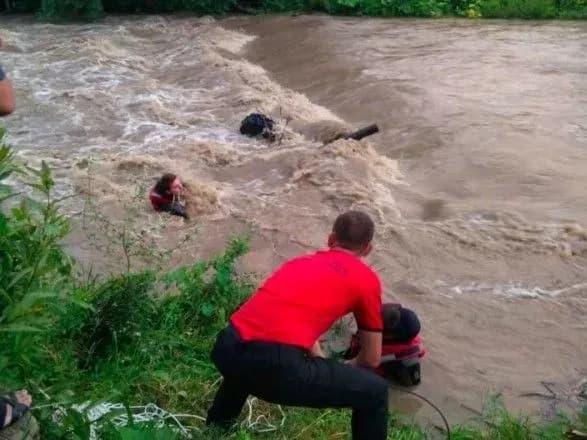 На Львівщині квадроцикліста знесло течією річки