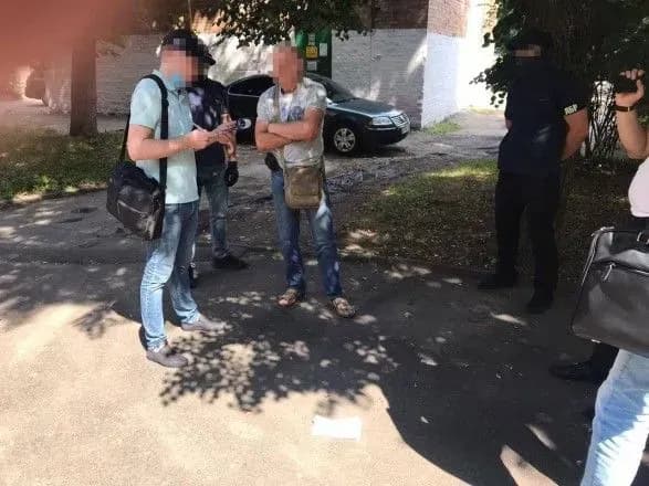 Посадовця ДФС та експрацівника податкової міліції затримали на хабарі у 5 тис. доларів