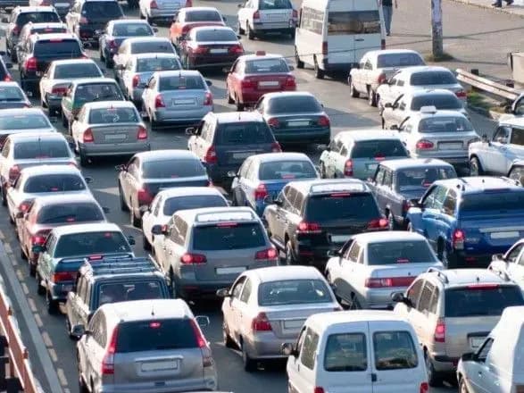 Зранку Київ стоїть у заторах