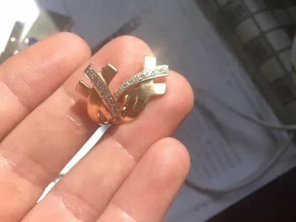 Жінка віддала сережки за телефон з додатком “Дій вдома” біля КПВВ “Станиця Луганська”